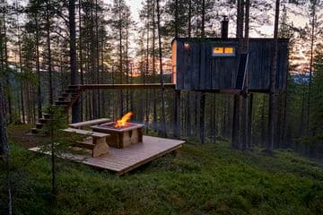 https://a.storyblok.com/f/155054/1350x900/1968486b2f/swedish_treehouse.jpg